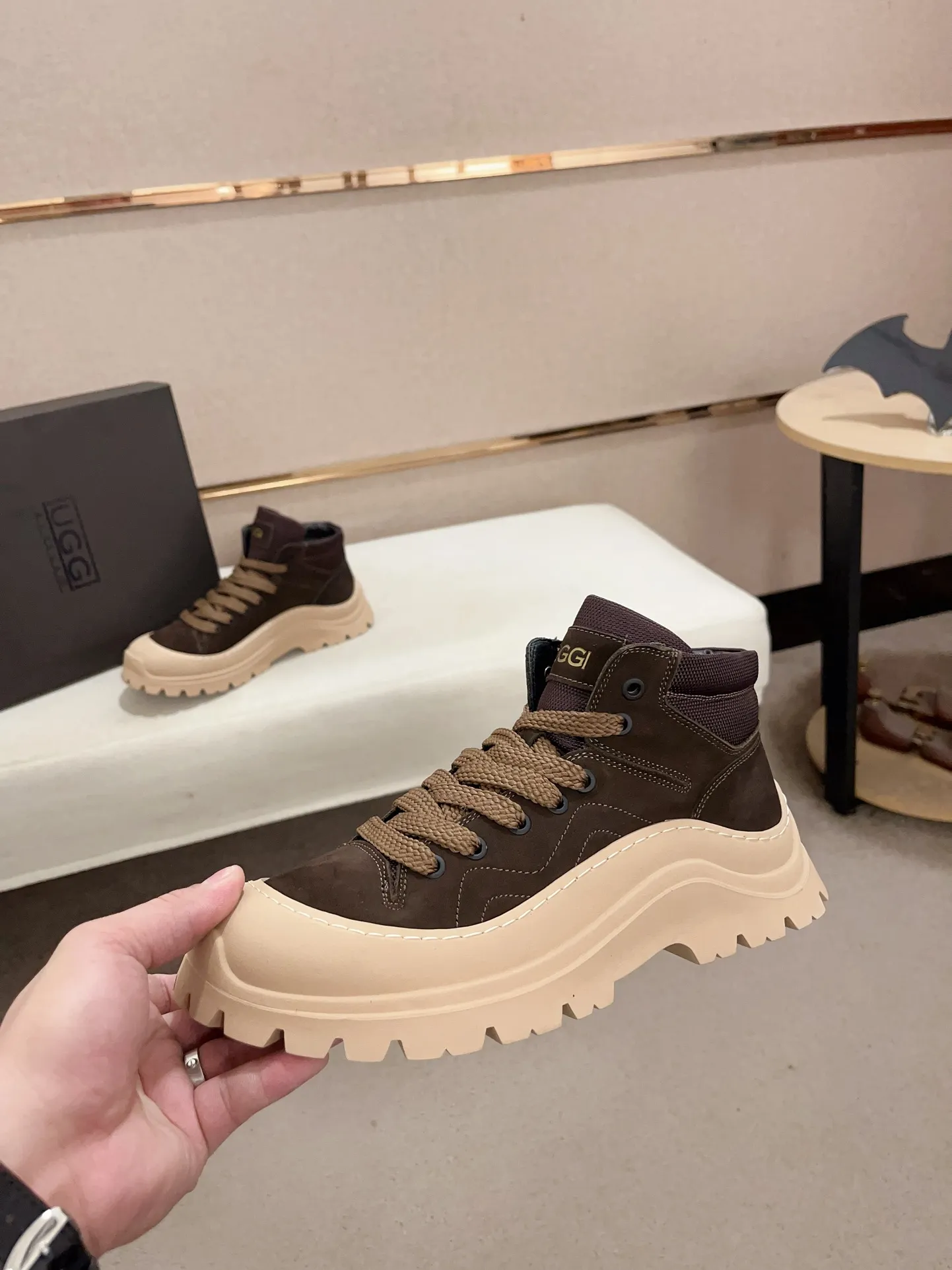 Factory Price: 390 Men's Men's Shoes 💰North American Men's Shoes Ugg ☃️In the special sale of new high-quality men's shoes and snow boots in autumn and winter, the nemesis of extreme cold weather! Made of cowhide leather, merino wool lining, and original outsole, whether driving, outdoor or daily wear, there is always one that suits you! Code number 39-44